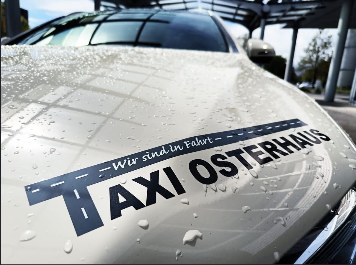 Fahrzeug von Taxi Osterhaus mit Logo „Wir sind in Fahrt“