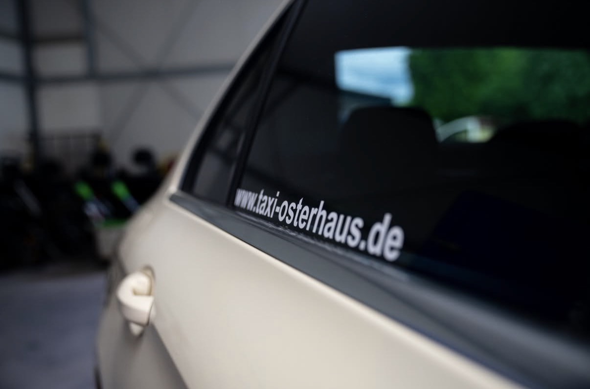 Heckscheibe eines Taxis von Taxi Osterhaus mit www.taxi-osterhaus.de